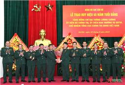 Trao Huy hiệu 45 năm tuổi Đảng tặng đồng chí Đại tướng Lương Cường